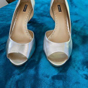 Alex Marie Women's 3 inch heel, Silver Leather Sz 10M Peep Toe Pump